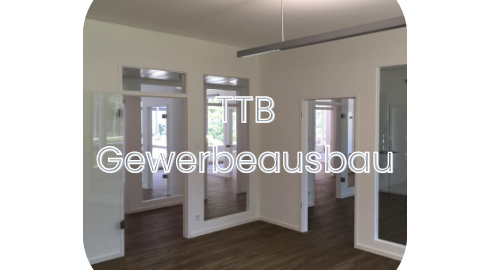 Moderne Büroräume im Gewerbebau mit Holzfußboden und großen Fenstern.